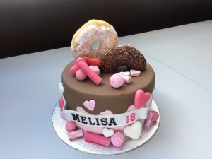 Feesttaarten - Snoeptaart met donuts Melisa