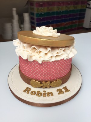 Feesttaarten - Hoedendoos met gouden deksel ruffles en fotoprint Robin