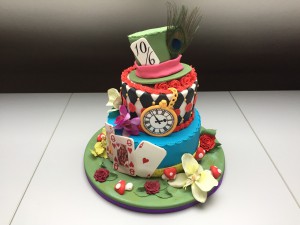 Feesttaarten - Mad Hatter stapeltaart kleurrijk met bloemen