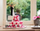 Bruidstaarten - Vierkante witte stapel met roosjes en bruidspaartje