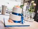 Bruidstaarten - Witte stapel met blauw satijnband en zalmkleurige roosjes