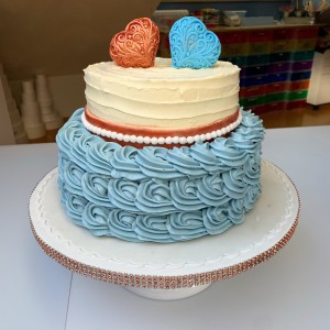 Bruidstaarten - Cremetaart stapel met blauwe toeven en witte swirl