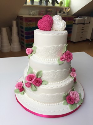 Bruidstaarten - Witte stapel met roze roosjes en 3D harten in roze en wit