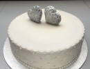 Bruidstaarten - Wit gecappitoneerd met zilveren 3D harten