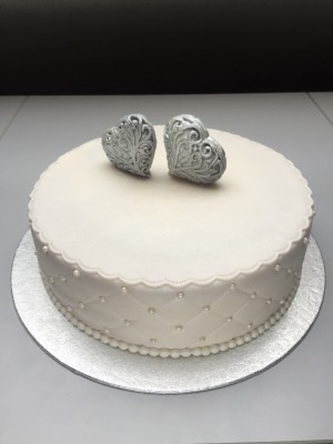 Bruidstaarten - Wit gecappitoneerd met zilveren 3D harten
