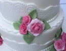 Bruidstaarten - Witte stapel met wit/roze roosjes en fondantlace