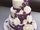 Bruidstaarten - Witte stapel met witte en paarse bloemen Stefan &amp; Kim