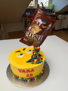 Feesttaarten - Crèmetaart geel M&amp;M anti gravity