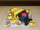 Kindertaarten - Minion taart met cupcakes