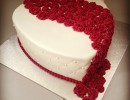 Bruidstaarten - Hartvormige bruidstaart met waterval van rode roosjes