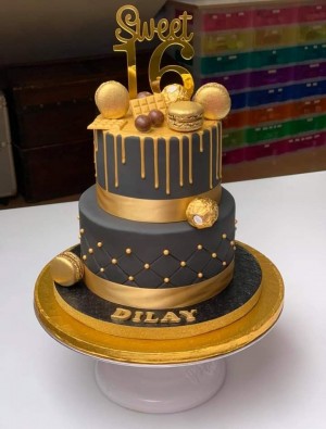 Drip Cake - Gouden drip op zwarte fondant stapeltaart Dilay