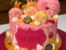 Drip Cake - Drip cake met donuts macarons en sprinkles Romy