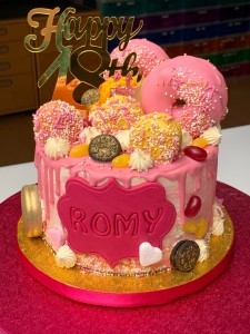 Drip Cake - Drip cake met donuts macarons en sprinkles Romy