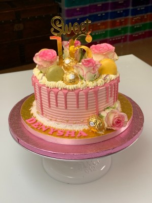 Drip Cake - Roze dripcake met verse bloemen, Ferrero Rocher en macarons