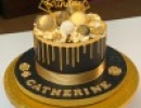 Drip cake - Zwarte crèmetaart gouden drip macarons oreo
