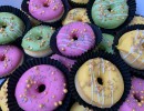 Cupcakes - Donuts in roze geel en groen met sprinkles