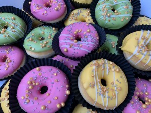 Cupcakes - Donuts in roze geel en groen met sprinkles