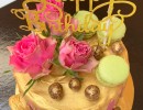 Drip Cake - Gouden dripcake met verse bloemen en macarons