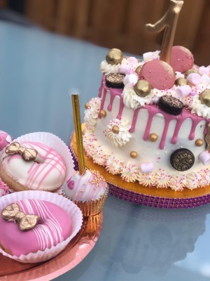 Drip Cake - Roze drip met macarons en Oreo