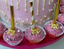 Cupcakes - Cakepops roze met gouden strikjes en sprinkles