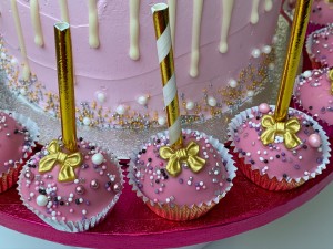 Cupcakes - Cakepops roze met gouden strikjes en sprinkles
