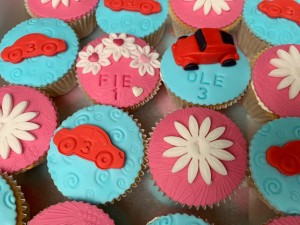 Cupcakes - Cupcakes met autootjes en bloemen