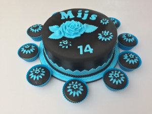 Feesttaarten - Zwarte taart met blauwe 2D roos en cupcakes Mijs