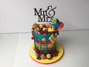 Bruidstaarten - Regenboog dripcake met fruit en snoep