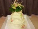 Bruidstaarten - Cremetaart met verse bloemen en taarttopper LOVE