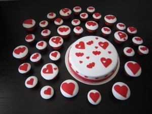 Bruidstaarten - Witte bruidstaart-cupcakes met rode hartjes