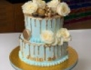 Drip Cake - Lichtblauwe drip cake met gouden drip en witte rozen